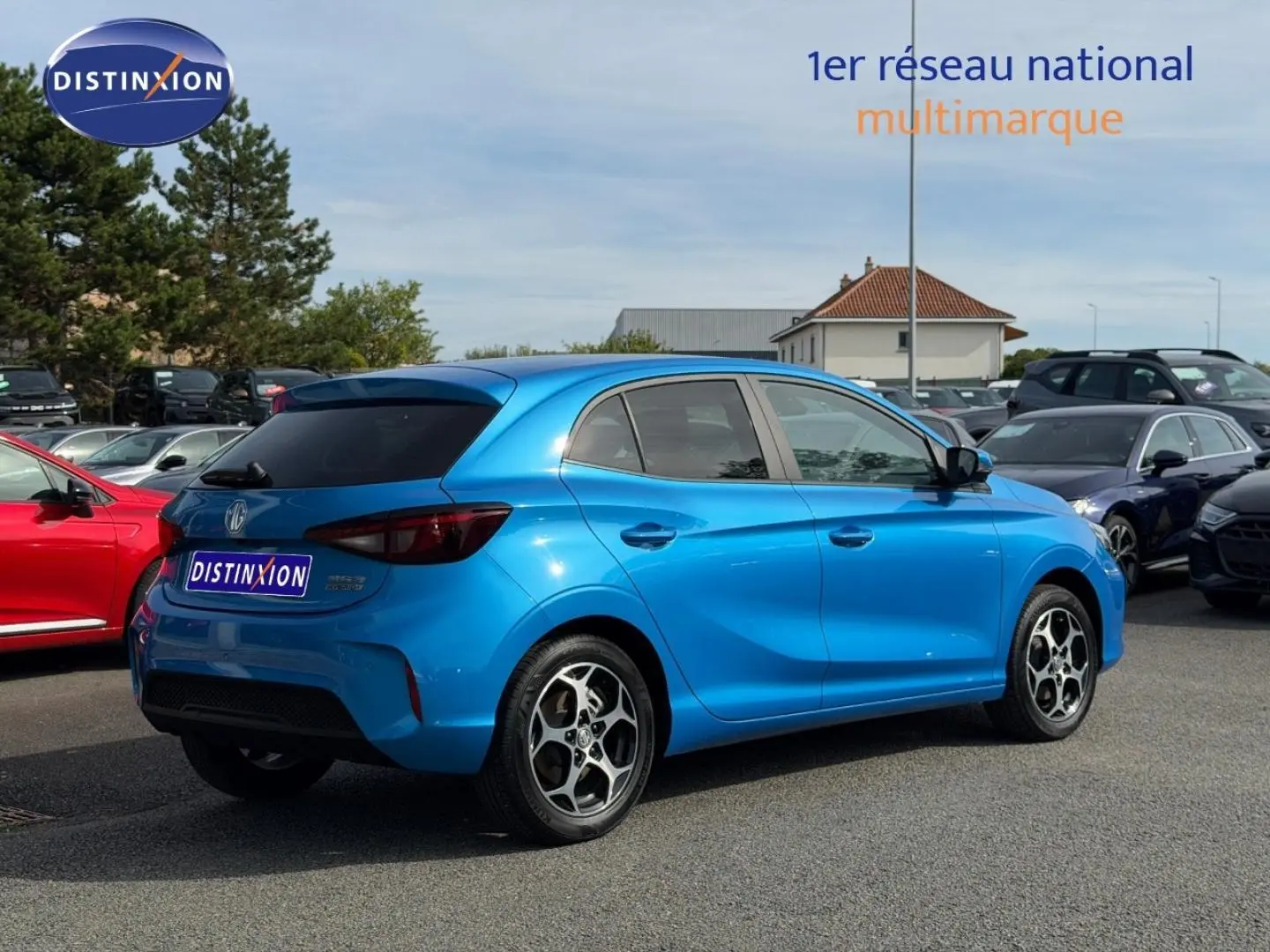 Vue 3/4 arrière droite d'une MG3 1.5 Hybrid+ 195ch Luxury en Como Blue métallisé avec vitres arrière surteintées.