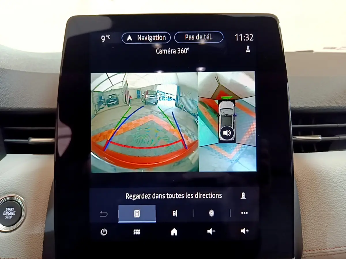 Écran tactile central de la Renault Clio Initiale Paris E-TECH 140 affichant la caméra 360° en intérieur.