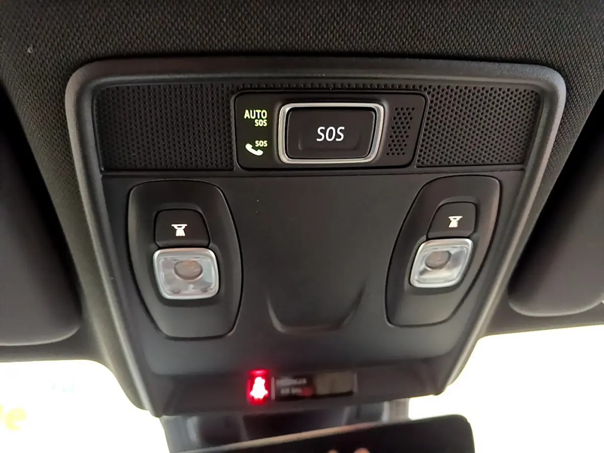 Vue rapprochée du plafonnier intérieur noir de la Renault Clio Initiale Paris E-TECH 140 avec bouton SOS et éclairages intégrés.