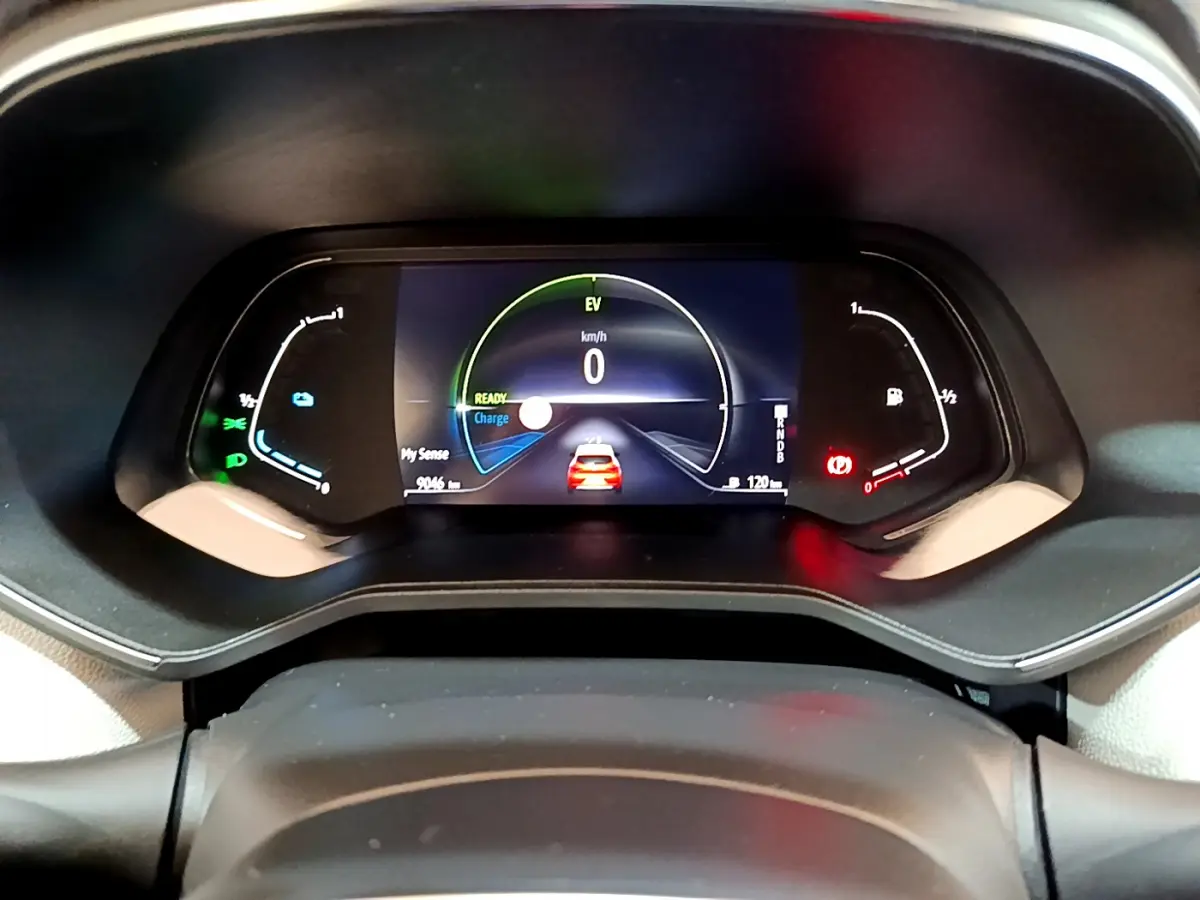 Tableau de bord numérique de Renault Clio Initiale Paris E-TECH 140, affichage couleur avec indicateurs de vitesse et énergie.