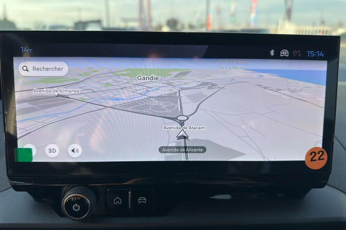 Écran tactile de navigation GPS du Peugeot Rifter 2025 affichant une carte en mode 3D.