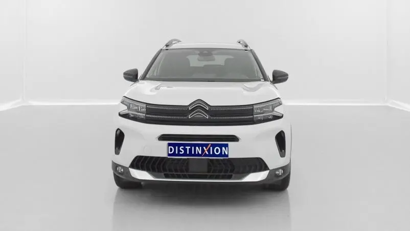 Vue de face du SUV Citroën C5 Aircross hybride blanc avec calandre noire et logo double chevron distinctif.