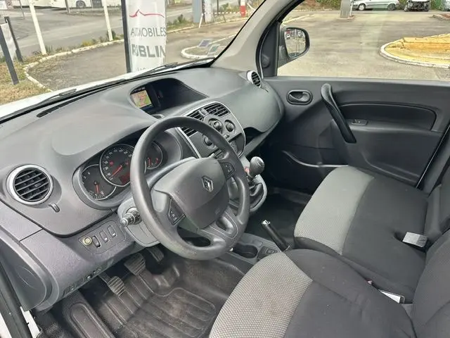 Vue intérieure côté conducteur du Renault Kangoo blanc 2020, tableau de bord avec volant multifonction et levier de vitesse manuel.