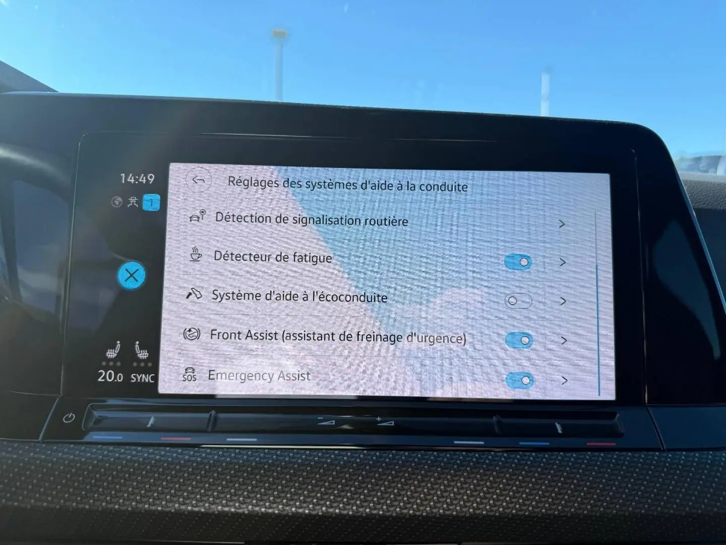 Écran tactile central de la Volkswagen Golf 1.5 eTSI R-Line 2024 affichant les réglages d’aide à la conduite.