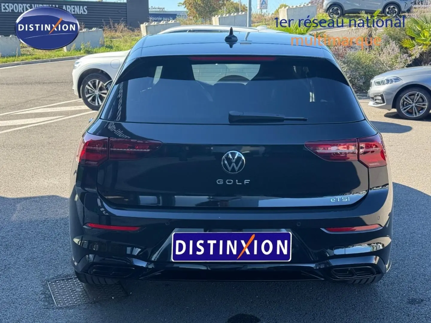 Vue arrière d'une Volkswagen Golf noire Grenadilla métallisée avec feux LED et logo eTSI visible.