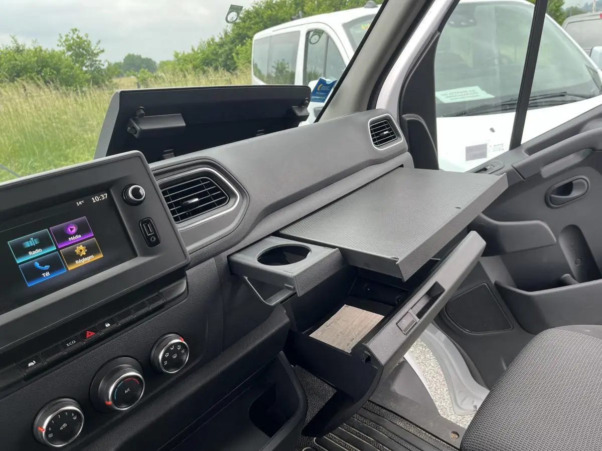 Intérieur du Renault Master blanc 2022, vue côté passager avec tablette rotative et écran tactile allumé.
