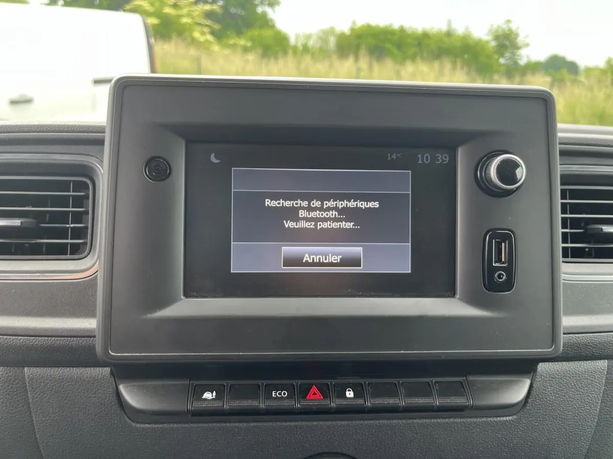 Écran tactile central du tableau de bord du Renault Master blanc 2022 affichant la recherche Bluetooth