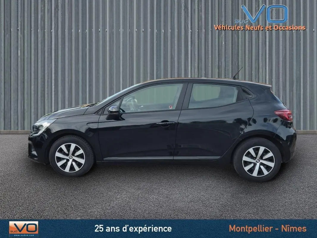 Profil côté gauche d'une Renault Clio V TCe 90 Equilibre noire de 2023, avec jantes distinctives et lignes épurées.