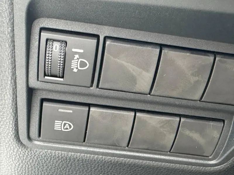 Gros plan sur les commandes d'éclairage intérieures de la Toyota Yaris 116h Dynamic 5p MC24 blanche de 2025.