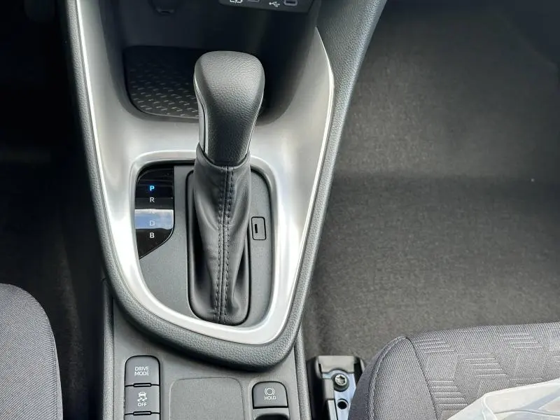 Le levier de vitesses automatique de la Toyota Yaris 116h Dynamic 5p 2025, vue rapprochée de la console centrale.
