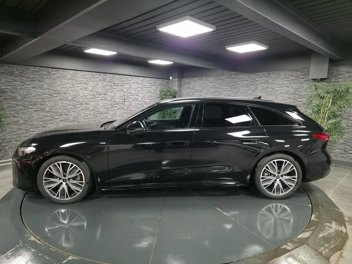 Audi A5 Avant noir vue de profil côté gauche, avec jantes 19 pouces et finitions S line visibles.