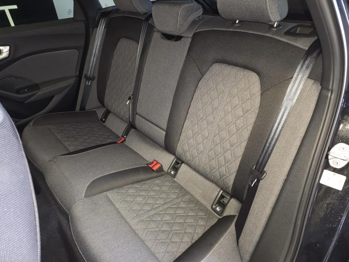 Vue intérieure de la banquette arrière en tissu noir avec surpiqûres beige sur Audi A5 Avant 2025 noir.