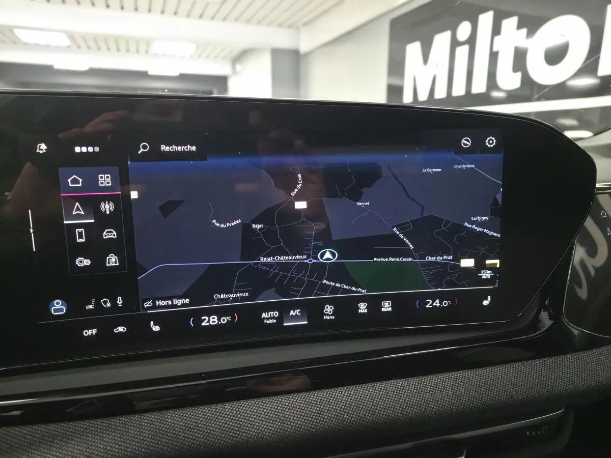 Écran tactile MMI noir affichant la navigation dans l'habitacle de l'Audi A5 Avant 2025 S line.