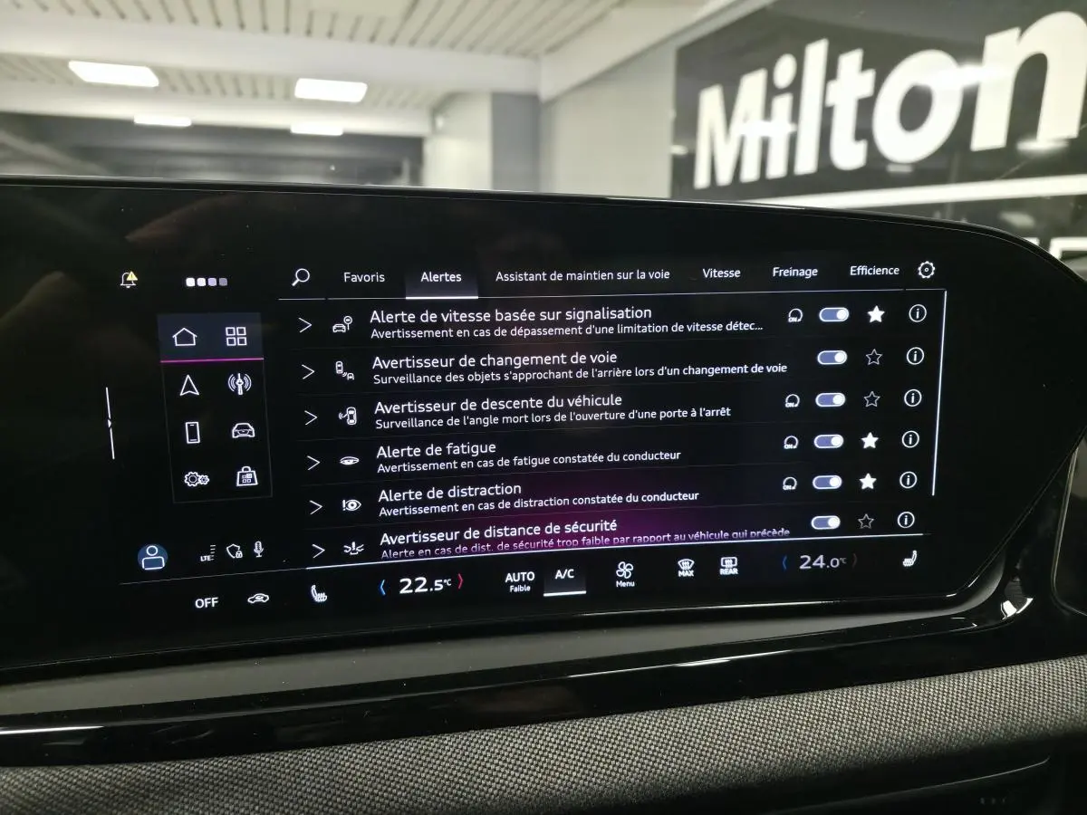 Tableau de bord numérique de l'Audi A5 Avant 2025 affichant les options d'assistance à la conduite.