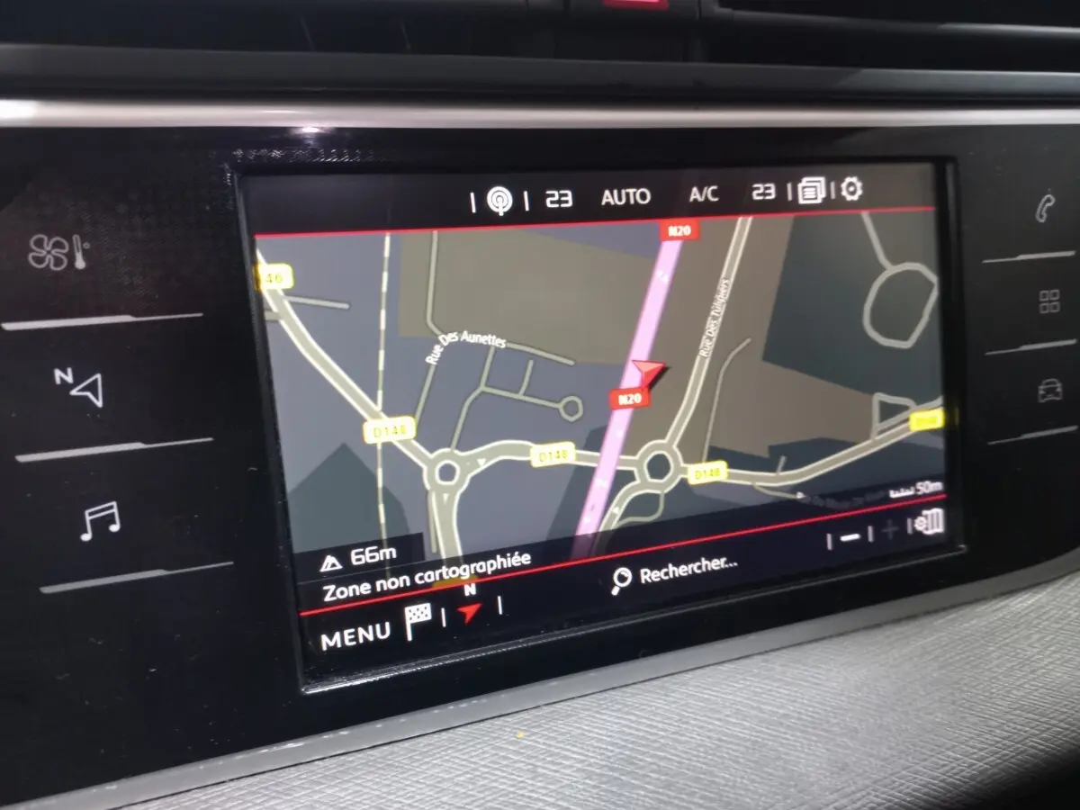 Écran tactile de navigation du tableau de bord du Citroën Grand C4 Spacetourer noir, affichage carte routière.