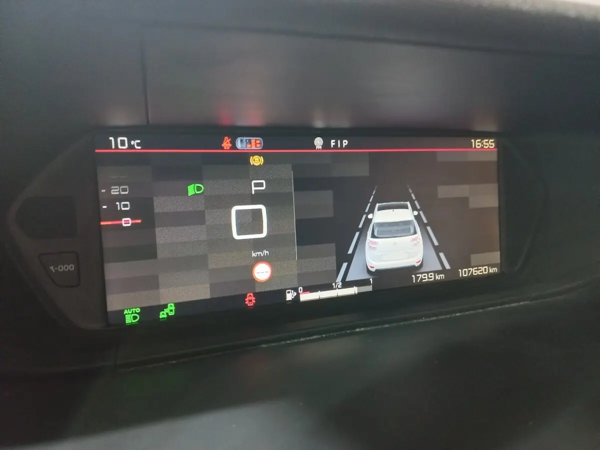 Tableau de bord numérique du Citroën Grand C4 Spacetourer affichant la vitesse, la température et l'aide au stationnement en vue avant.