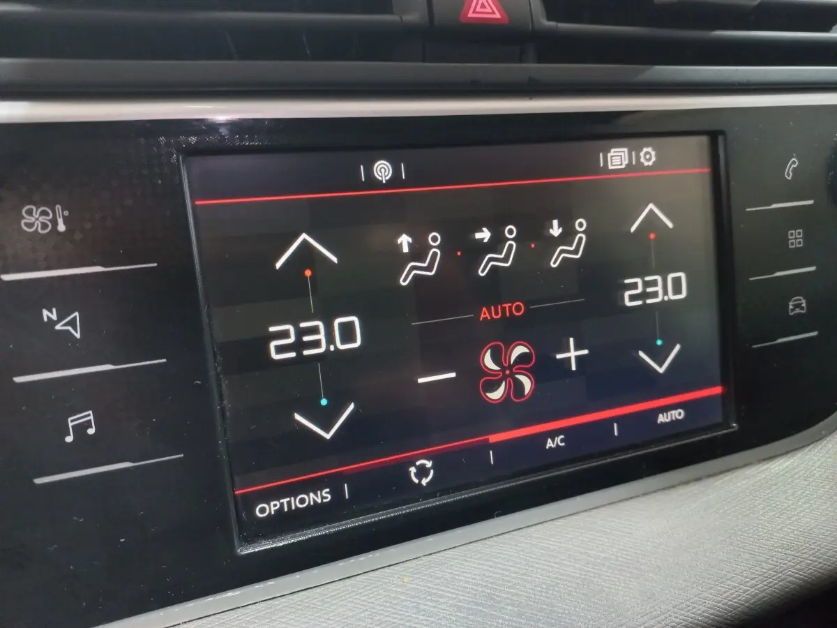 Écran tactile central du tableau de bord du Citroën Grand C4 Spacetourer noir, affichant la climatisation à 23°C.