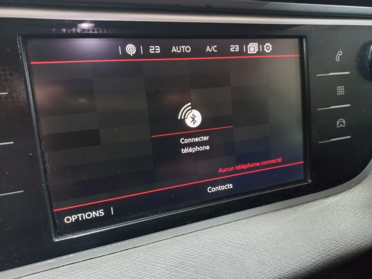 Écran tactile central du tableau de bord du Citroën Grand C4 SpaceTourer noir, affichant la connexion Bluetooth téléphone.
