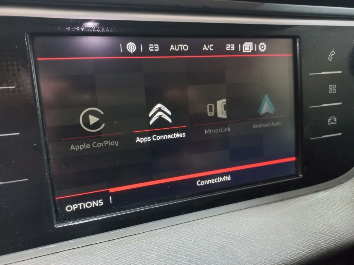 Écran tactile central du tableau de bord du Citroën Grand C4 Spacetourer noir, affichant les options de connectivité.