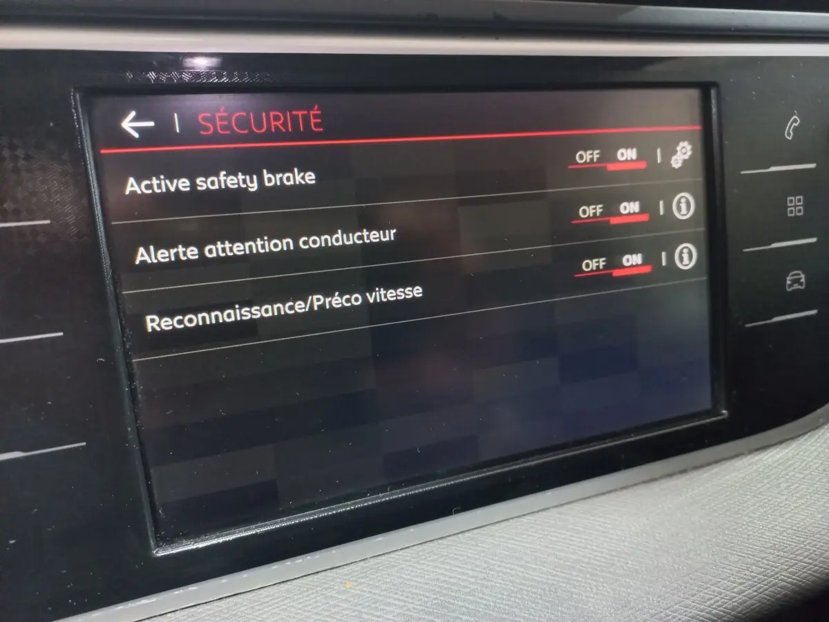 Écran tactile intérieur du Citroën Grand C4 Spacetourer noir, affichant les options de sécurité activées.