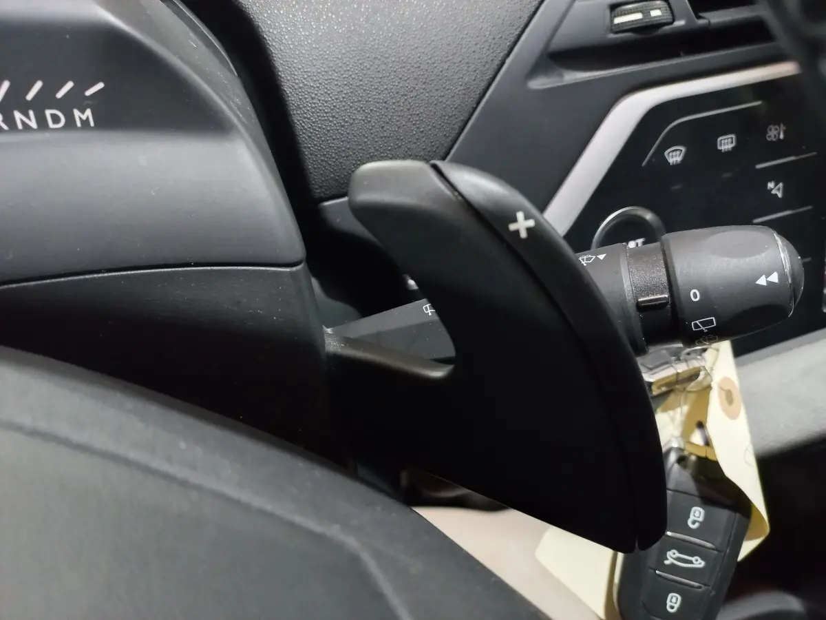 Gros plan sur la commande de palette de changement de vitesse côté droit dans l’habitacle noir du Citroën Grand C4 Spacetourer.