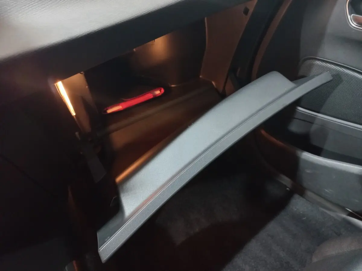 Gant de boîte à gants ouvert éclairé côté passager dans l'habitacle noir du Citroën Grand C4 Spacetourer 2018.