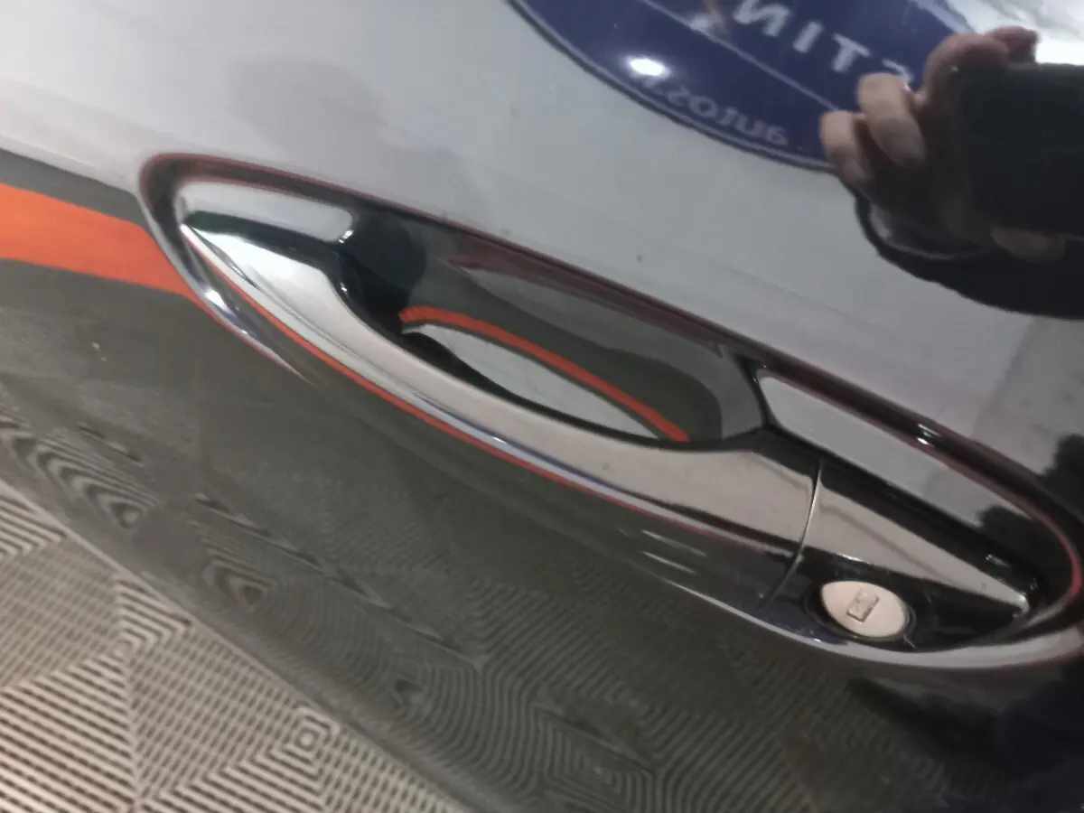 Poignée de porte côté droit noire brillante du Citroën Grand C4 Spacetourer 2018 avec serrure intégrée.