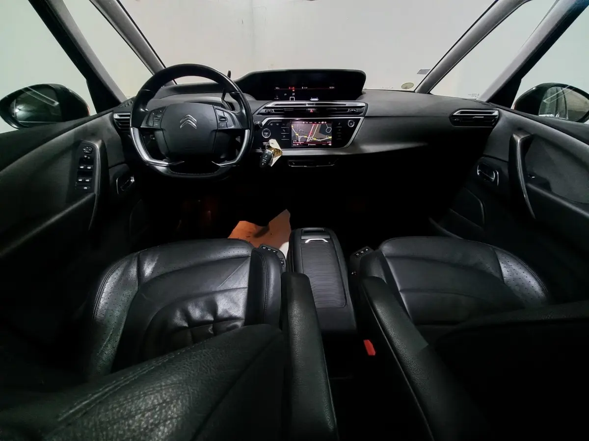 Vue intérieure avant du Citroën Grand C4 Spacetourer noir, avec tableau de bord digital et écran tactile central.