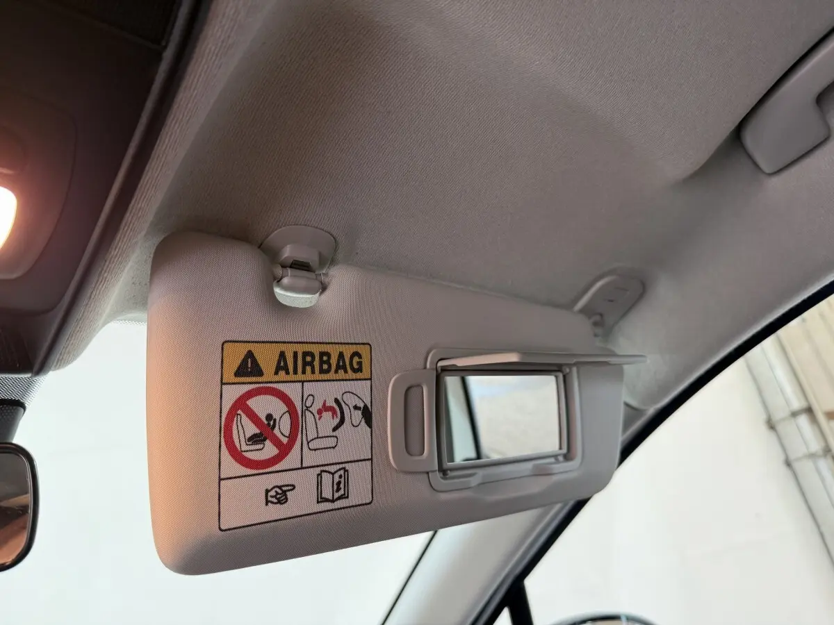 Détail du pare-soleil côté conducteur avec miroir intégré dans l'habitacle blanc d'une Renault Clio Business 2022.