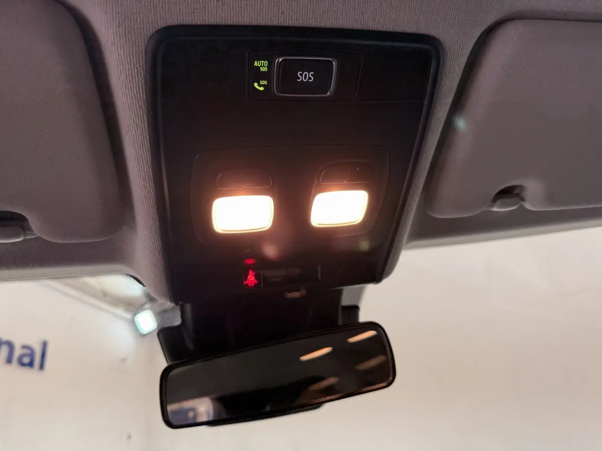 Vue intérieure du plafonnier avec éclairage et bouton SOS dans une Renault Clio Business blanc de 2022.