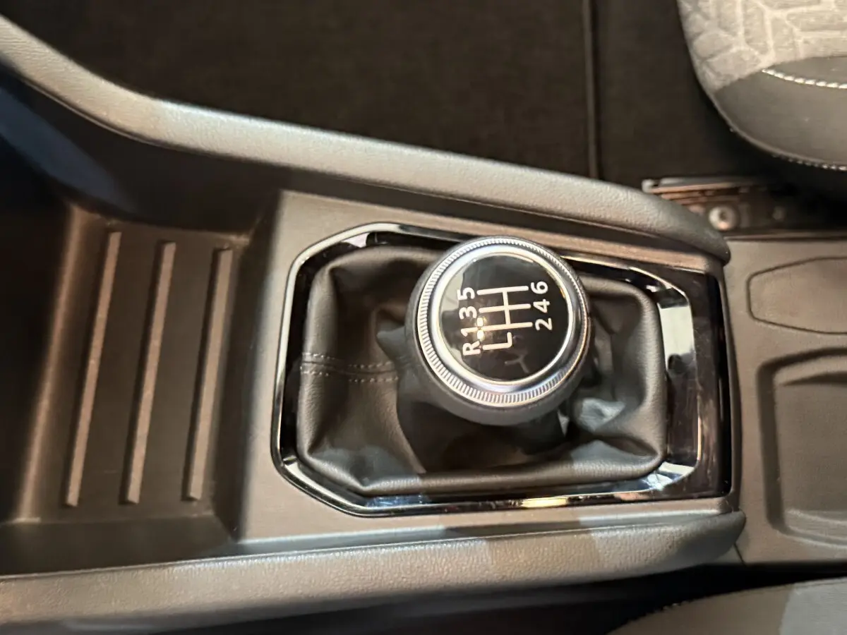 Le levier de vitesses manuel noir de la Renault Clio Business TCe 100 GPL vu en gros plan intérieur.