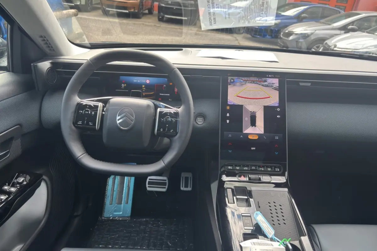 Vue intérieure du tableau de bord et volant cuir multifonctions du Citroën C5 Aircross New Hybrid 2026 avec écran tactile central.