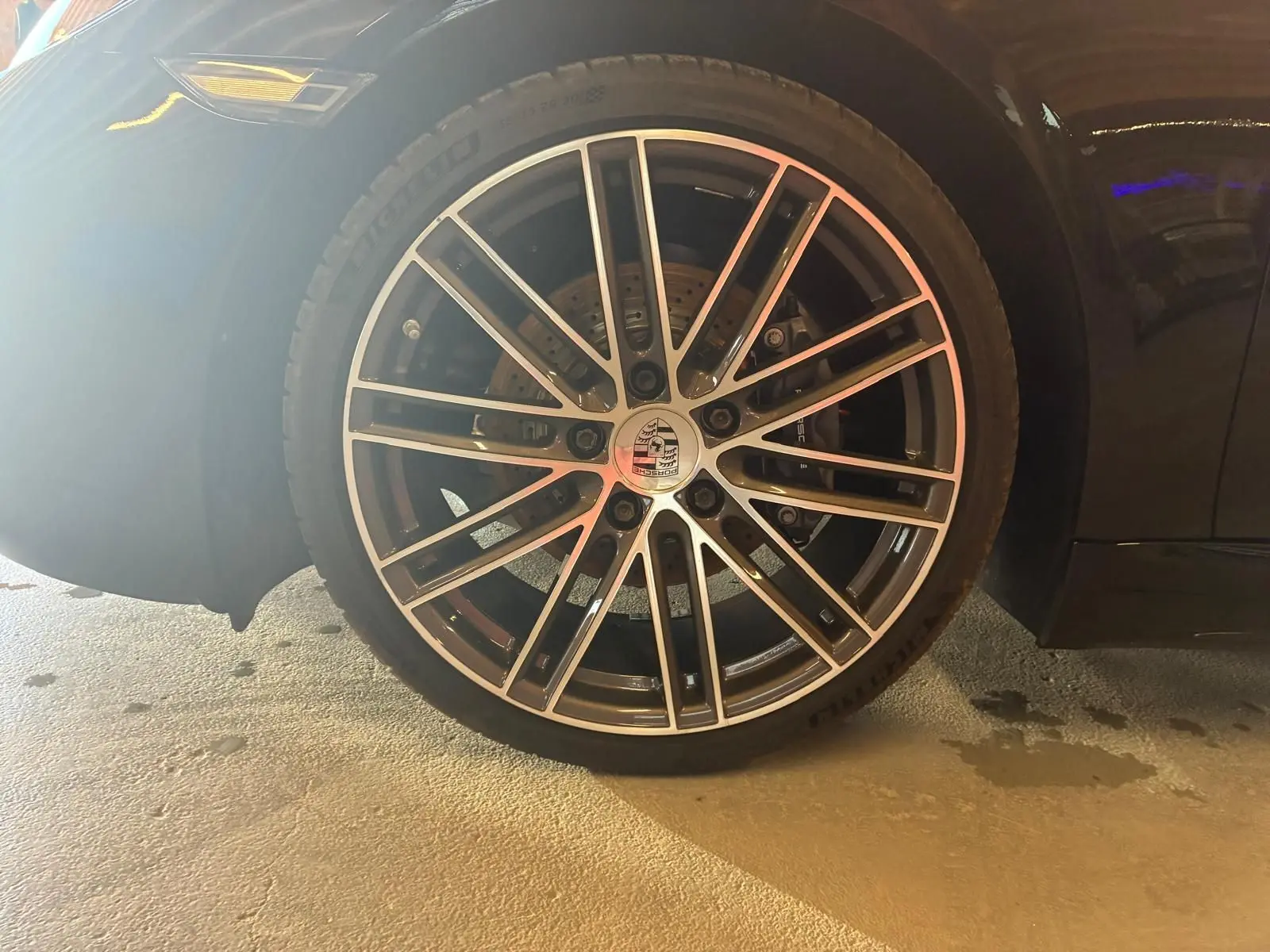 Gros plan sur la roue avant droite noire d’une Porsche 718 Boxster 2.0 300 de 2018 avec jante alliage multibranches.