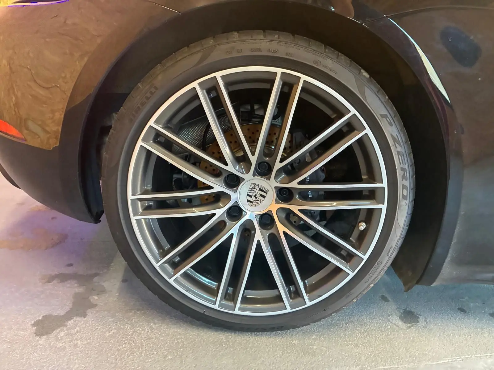 Gros plan sur la jante alliage argentée et le pneu Pirelli P Zero d'une Porsche 718 Boxster noire.