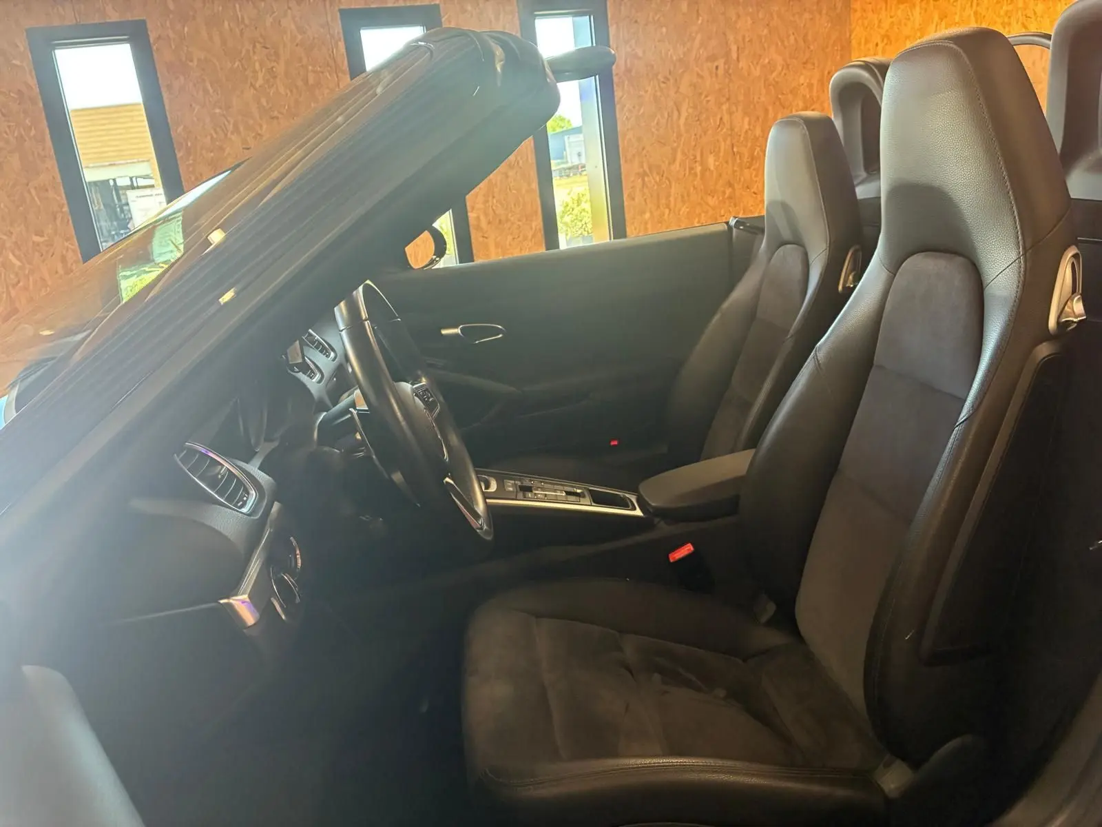 Intérieur noir du Porsche 718 Boxster 2.0 300 de 2018, vue côté conducteur avec sièges sport en cuir et alcantara.