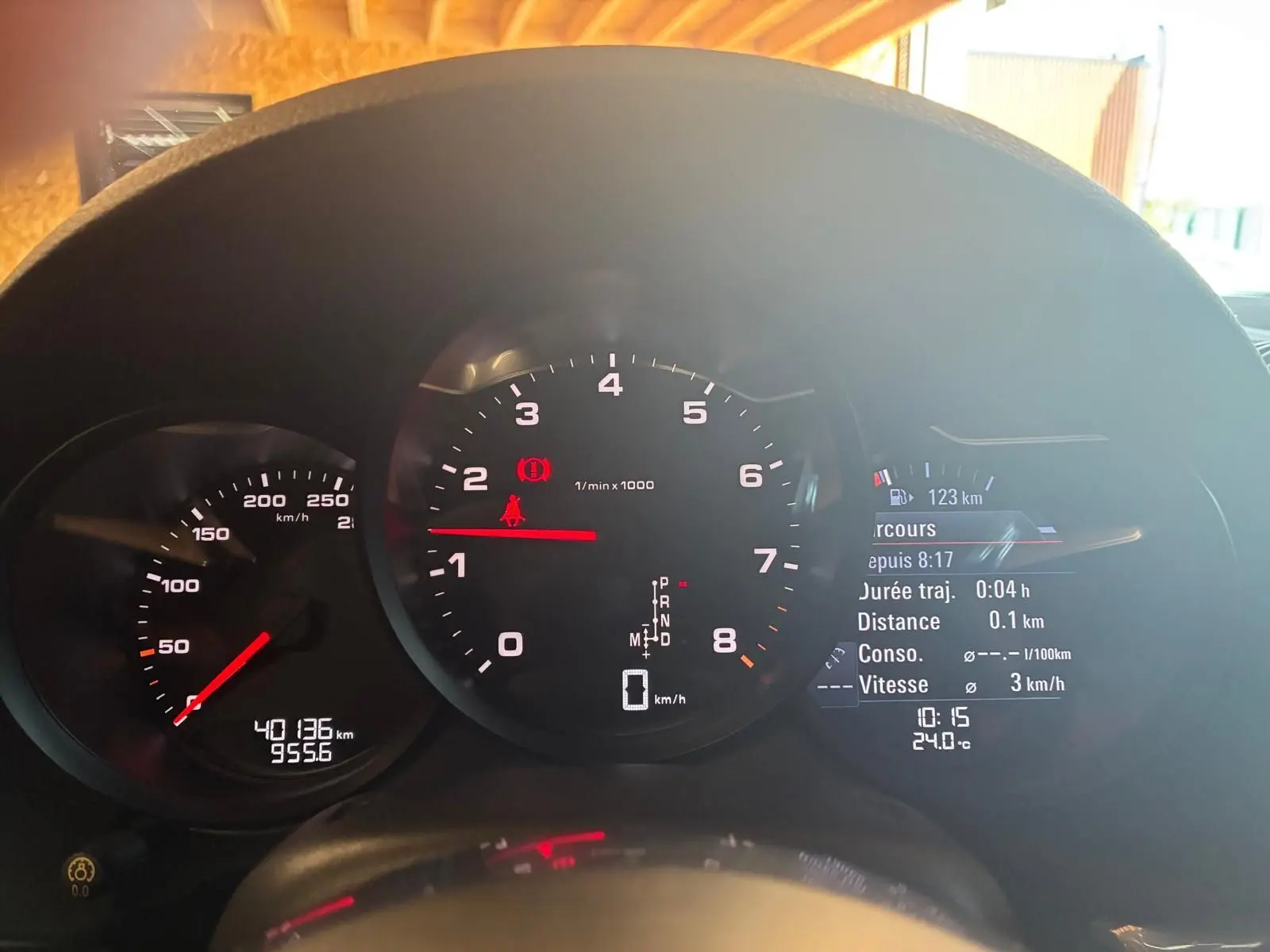 Vue rapprochée du tableau de bord noir de la Porsche 718 Boxster 2.0 300 de 2018 avec compte-tours et affichage digital.
