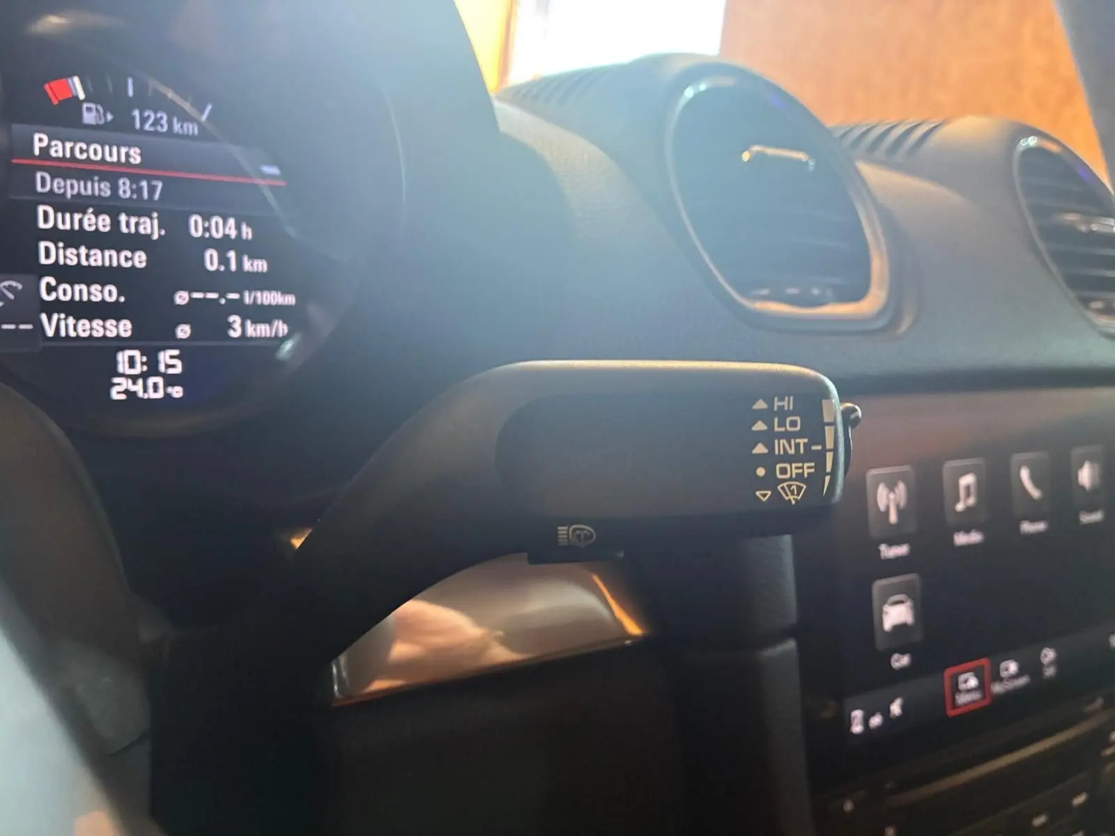 Gros plan sur le commodo d’essuie-glace à droite du volant dans l’habitacle noir d’une Porsche 718 Boxster 2018.