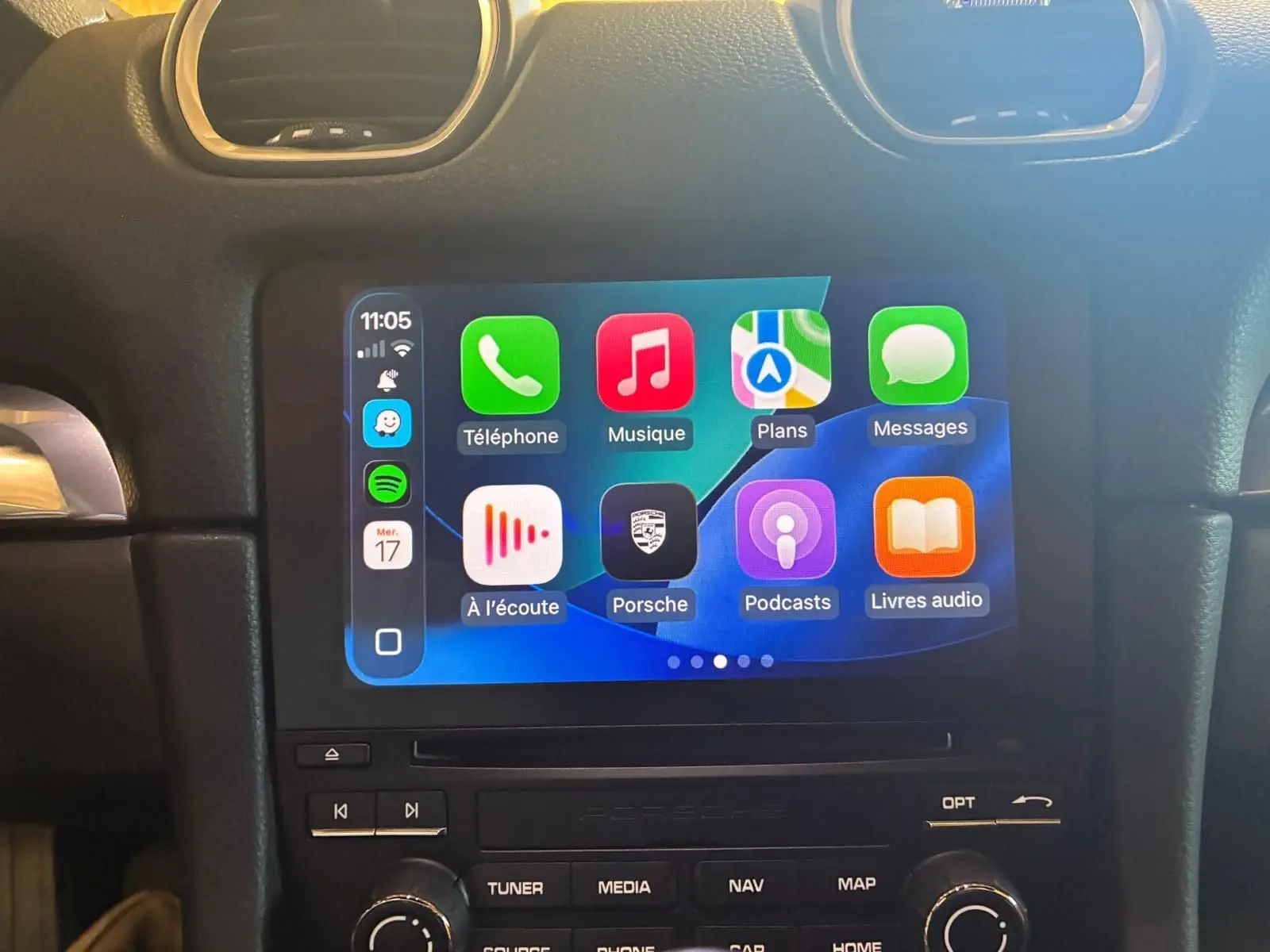 Écran tactile central affichant Apple CarPlay dans l’habitacle noir du Porsche 718 Boxster 2.0 300 essence de 2018.