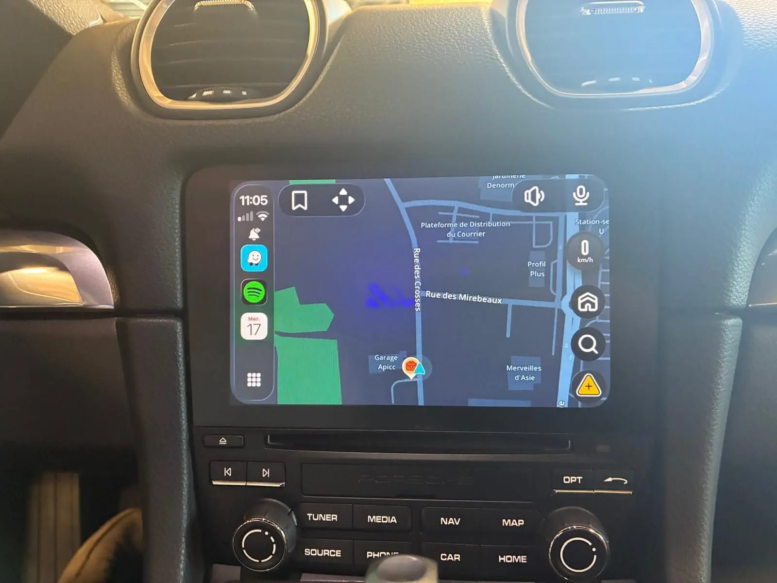 Vue intérieure centrée sur l'écran tactile de navigation du tableau de bord noir de la Porsche 718 Boxster 2.0 300 de 2018.