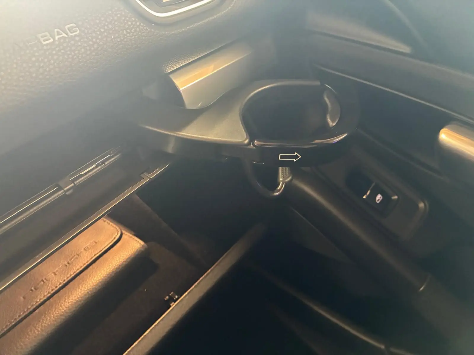 Détail intérieur du porte-gobelet côté passager de la Porsche 718 Boxster 2.0 300 noire de 2018.