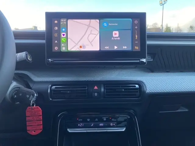 Tableau de bord central et écran tactile 10,25 pouces du Citroën C3 Aircross hybride gris foncé, vue frontale intérieure.