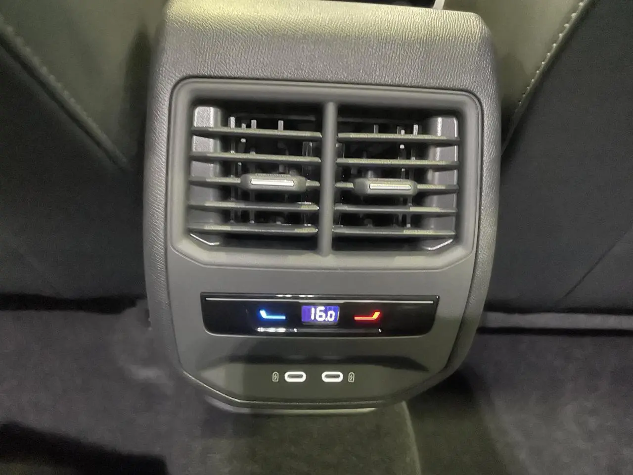 Détail des commandes de climatisation arrière et prises USB-C dans l’habitacle noir du CUPRA Leon Gris Graphène 2026.