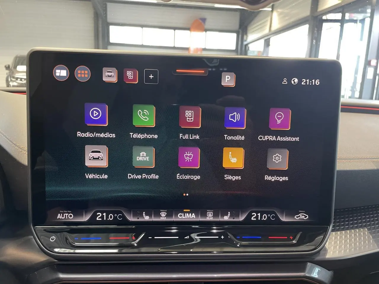 Écran tactile HD 12,9'' du tableau de bord de la CUPRA Leon 2026, affichant les options multimédia et climatisation.