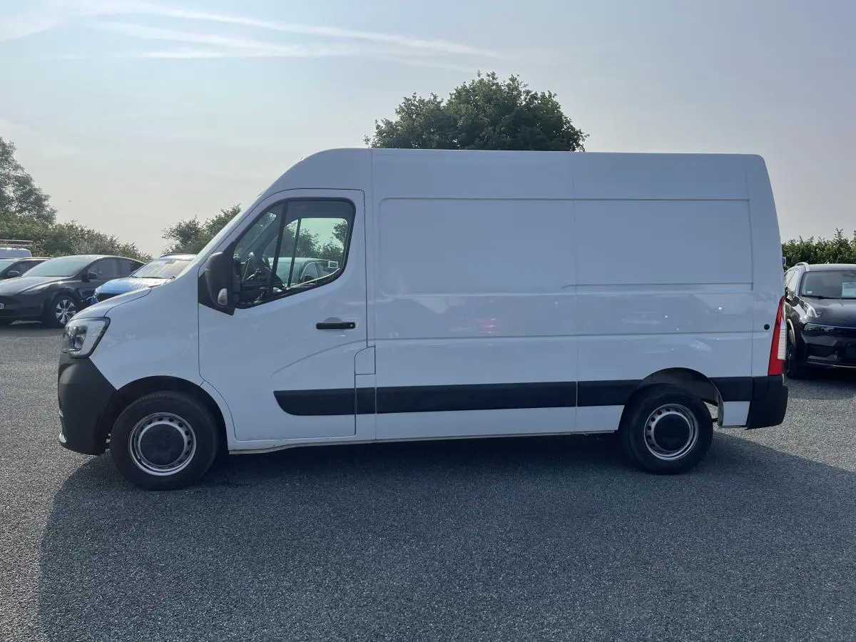 Profil côté gauche d'un Renault Master blanc 2023, fourgon utilitaire avec protections latérales noires et roues tôlées.