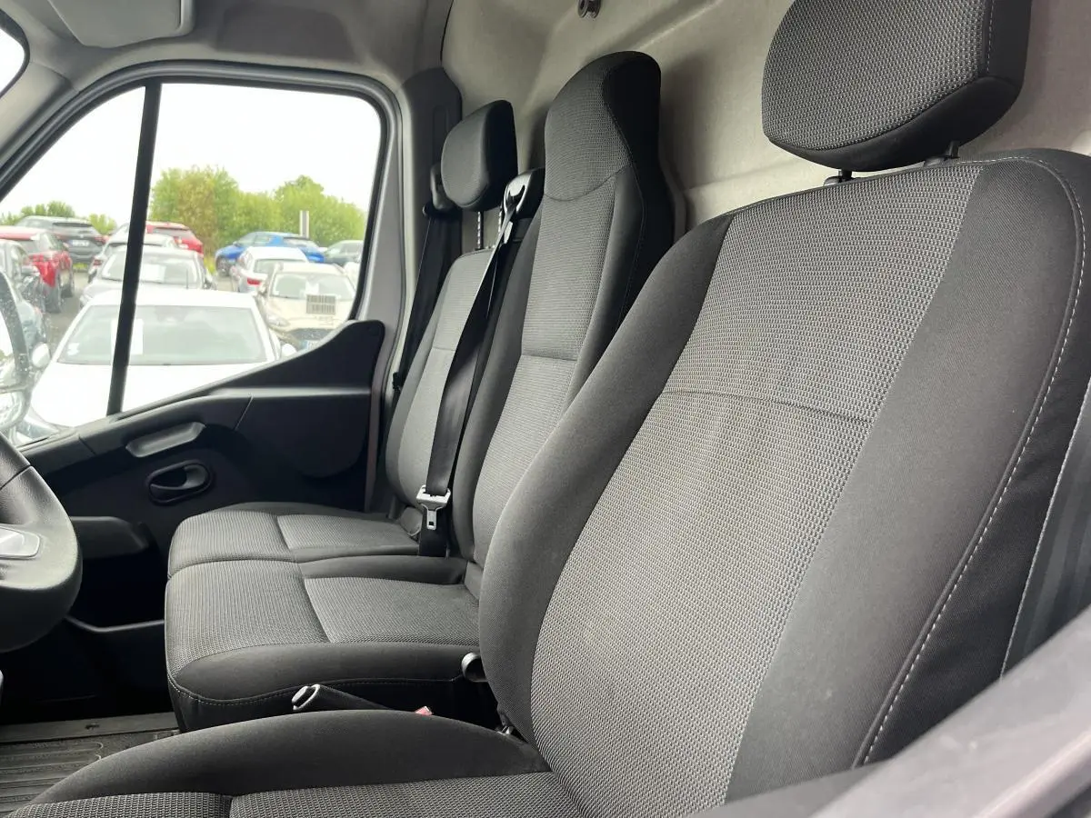 Vue intérieure côté passager du Renault Master 2023, banquette 2 places avec sellerie tissu noire et dossier rabattable.