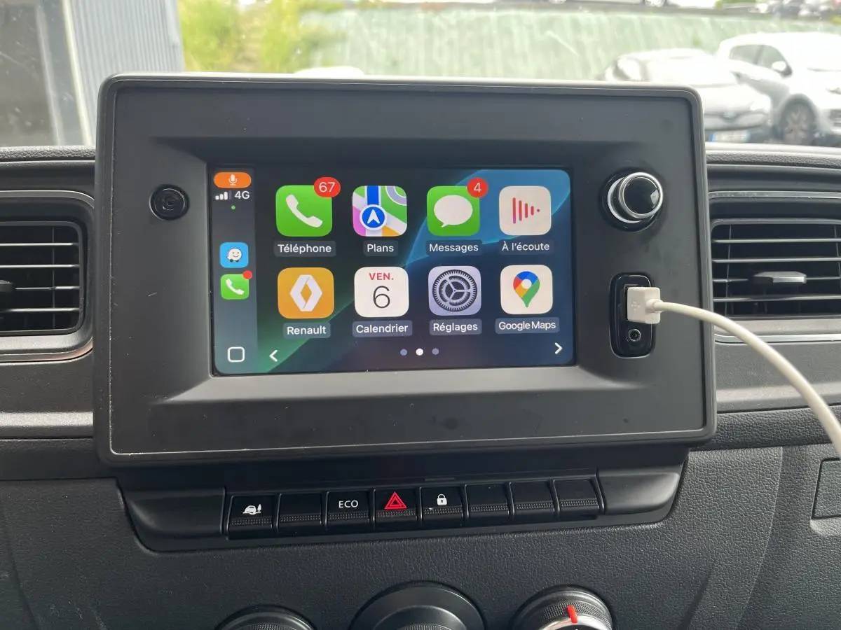 Écran tactile central avec interface smartphone dans le tableau de bord du Renault Master blanc, vue intérieure frontale.