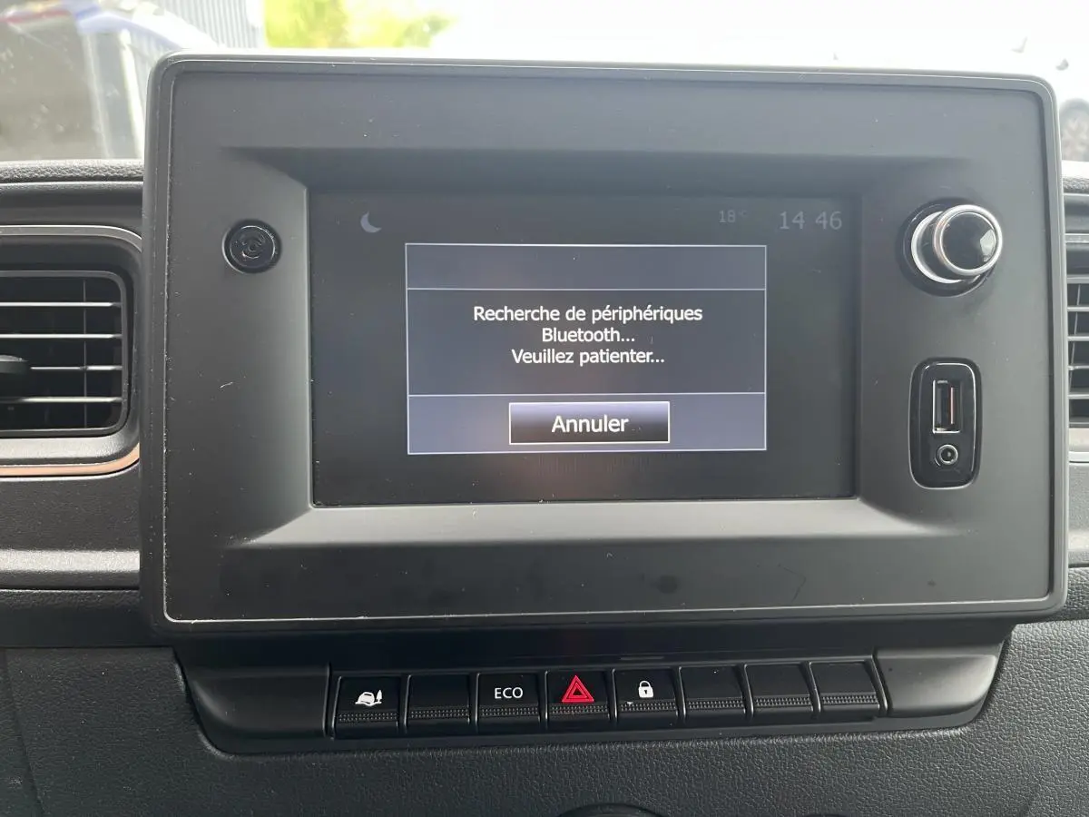 Écran tactile central du tableau de bord du Renault Master blanc, affichant la recherche Bluetooth en cours.