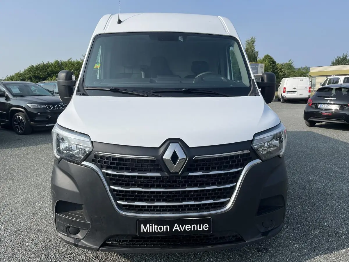 Vue frontale d'un Renault Master blanc avec calandre noire et logo chromé bien visible.