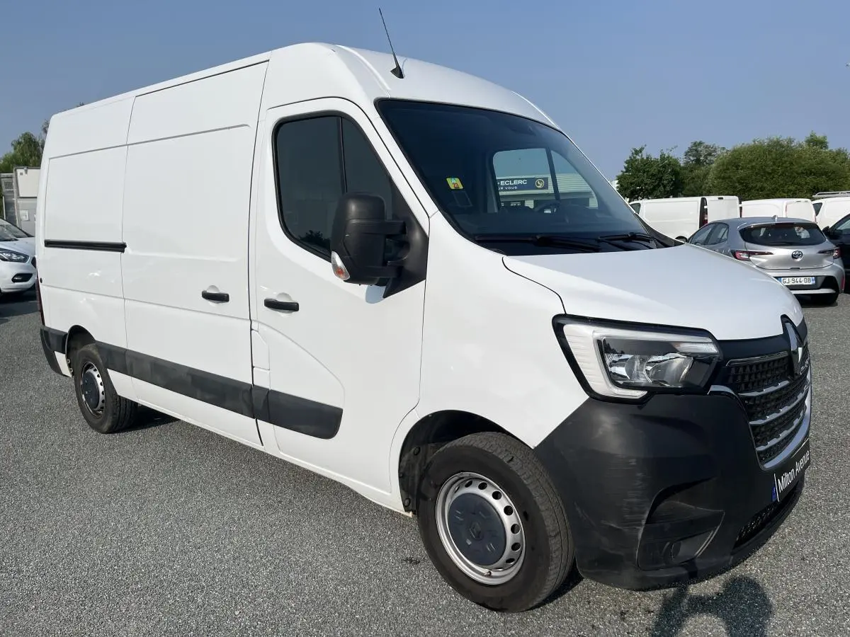 Renault Master blanc en vue 3/4 avant droit, avec protections noires sur les portes et pare-chocs avant.