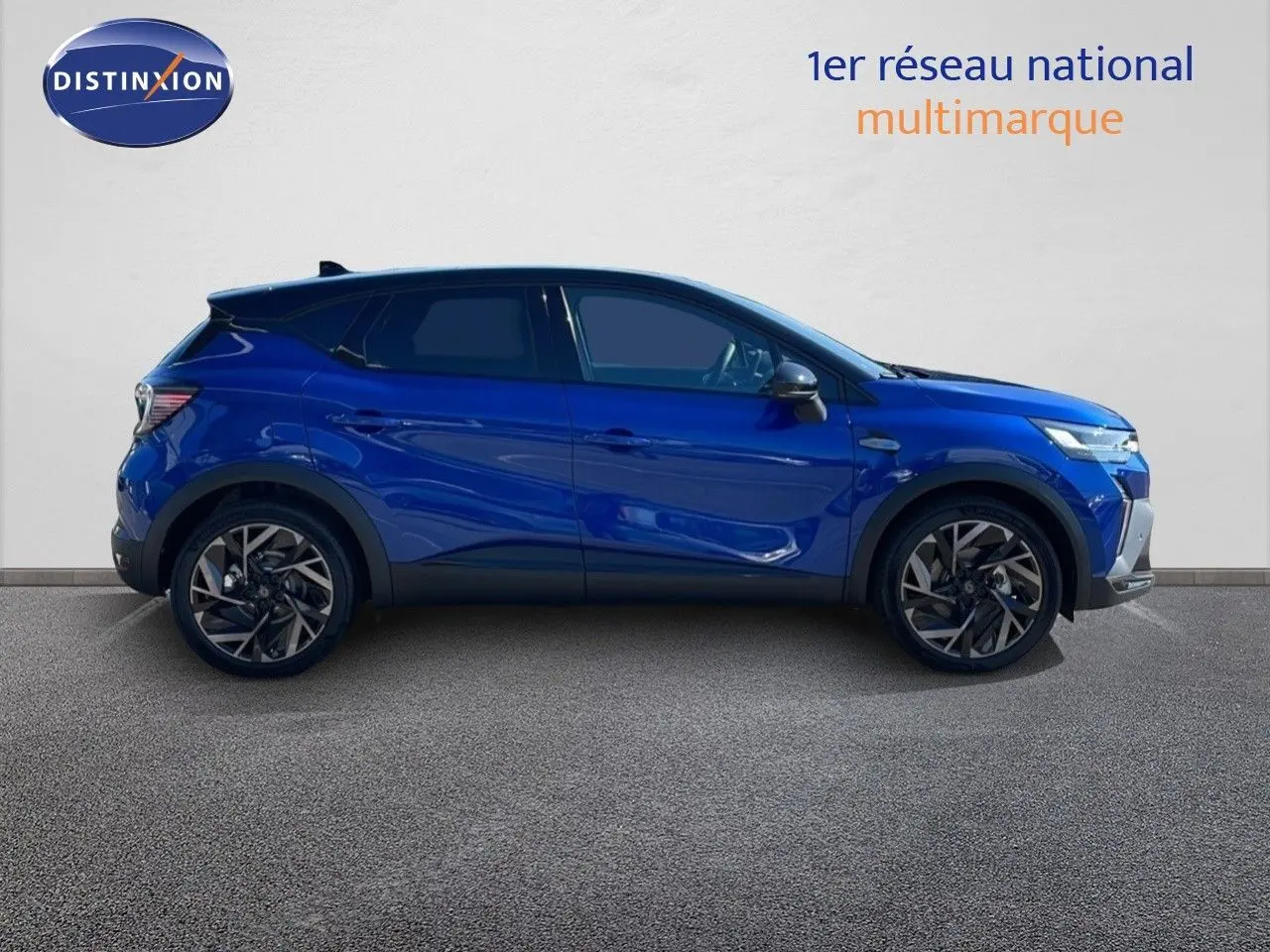 Renault Captur E-Tech hybride 2025 bleu Iron Metal avec toit noir, vue profil côté gauche sur fond neutre.